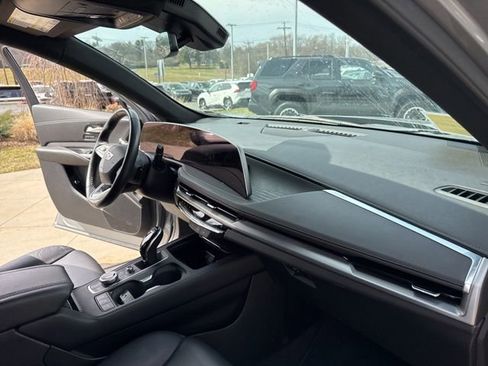 Used 2025 Cadillac XT4 Premium Luxury image 35