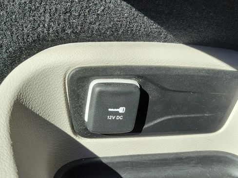 Used 2024 Chrysler Pacifica Select image 29