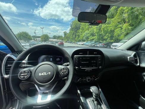 Used 2025 Kia Soul LX w/ LX Technology Package FWD image 28