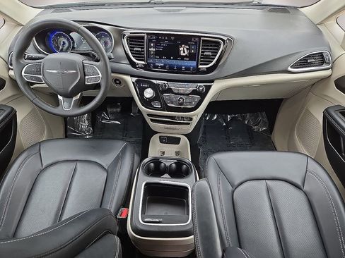Used 2024 Chrysler Pacifica Touring-L FWD image 16