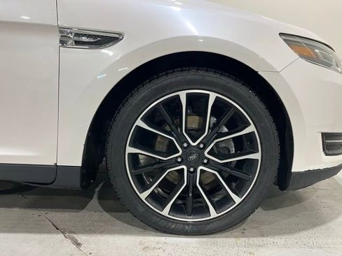Used 2018 Ford Taurus Limited image 14
