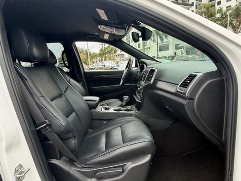 Used 2019 Jeep Grand Cherokee Laredo AWD/4WD image 17