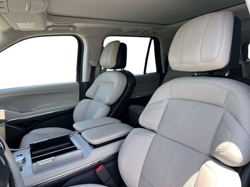Used 2025 Lincoln Navigator L Reserve AWD/4WD image 10