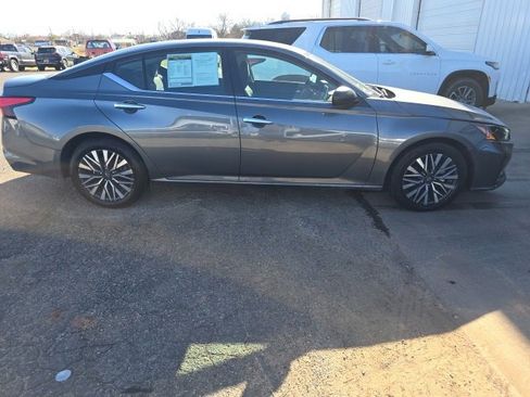 Used 2024 Nissan Altima 2.5 SV image 6