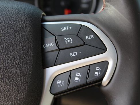 Used 2016 Jeep Cherokee Overland w/ Technology Group AWD/4WD image 12