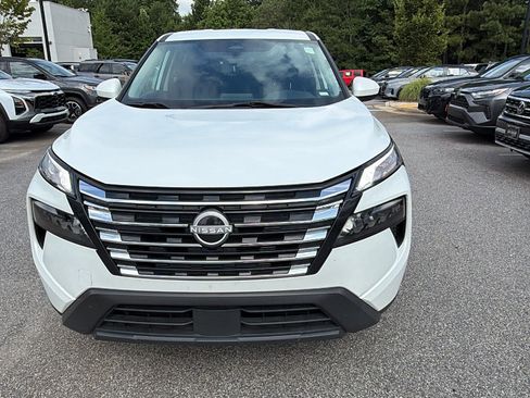 Used 2024 Nissan Rogue SV AWD/4WD image 3