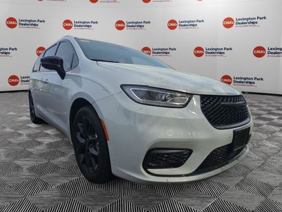 Used 2024 Chrysler Pacifica Limited w/ Uconnect Theater Family Group