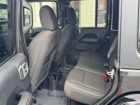Used 2018 Jeep Wrangler Unlimited Sahara w/ Dual Top Group AWD/4WD image 14