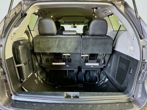 Used 2017 Toyota Sienna SE w/ SE Preferred Package FWD image 30