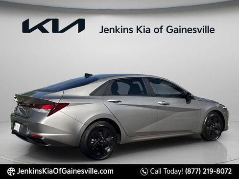 Used 2021 Hyundai Elantra SEL w/ Convenience Package FWD image 3