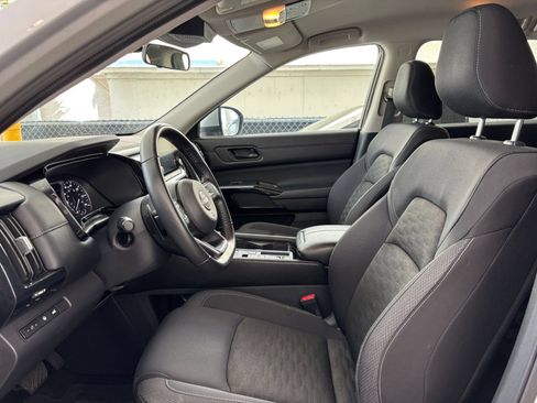 Used 2025 Nissan Pathfinder SV FWD image 28