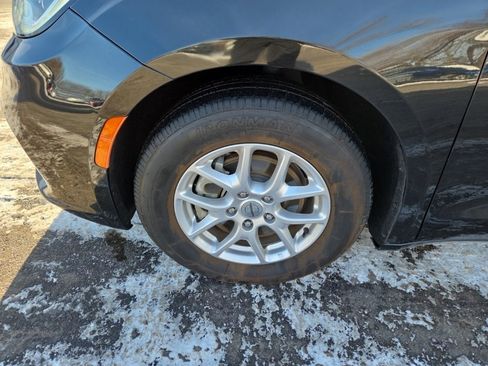 Used 2023 Chrysler Pacifica Touring-L image 9