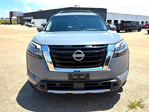 Used 2024 Nissan Pathfinder Platinum FWD image 3