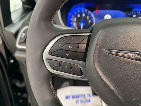 Used 2025 Chrysler Pacifica Select image 17