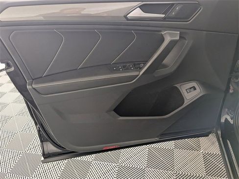 Used 2022 Volkswagen Tiguan SE image 10