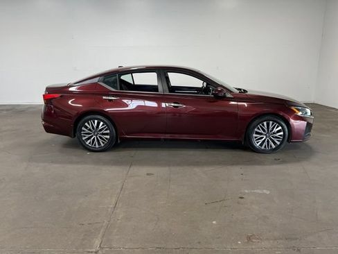 Used 2023 Nissan Altima 2.5 SV FWD image 2