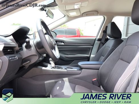 Used 2025 Nissan Altima 2.5 SV FWD image 22