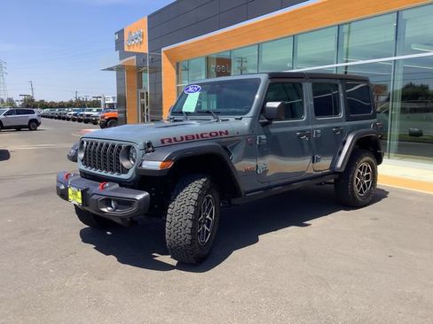 Used 2025 Jeep Wrangler Unlimited Rubicon w/ Convenience Group AWD/4WD image 5