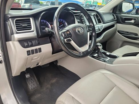 Used 2018 Toyota Highlander XLE AWD/4WD image 19