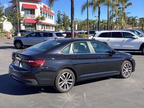 Used 2025 Volkswagen Jetta SE image 2