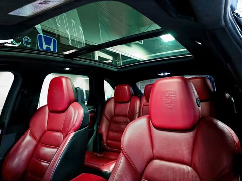 Used 2015 Porsche Cayenne Turbo image 17