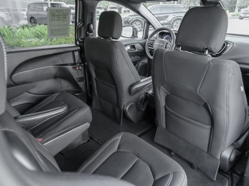 Used 2024 Chrysler Pacifica Touring FWD image 35