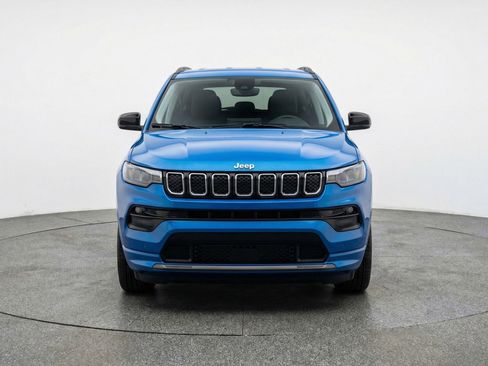 Used 2025 Jeep Compass Limited AWD/4WD image 2