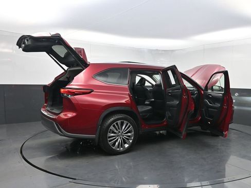Used 2023 Toyota Highlander Platinum image 44