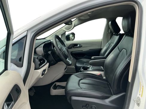 Used 2024 Chrysler Pacifica Touring-L FWD image 14