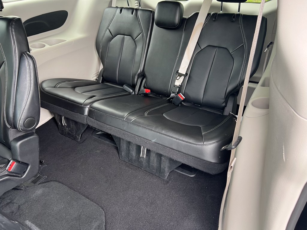 Used 2024 Chrysler Pacifica Touring-L FWD image 17
