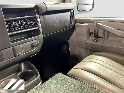 Used 2019 Chevrolet Express 2500 Extended RWD image 21