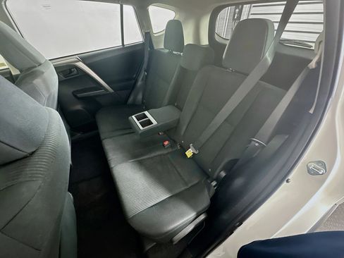 Used 2018 Toyota RAV4 LE FWD image 25