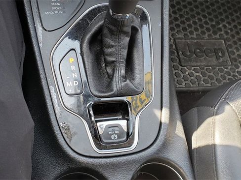 Used 2019 Jeep Cherokee Limited w/ Technology Group image 19