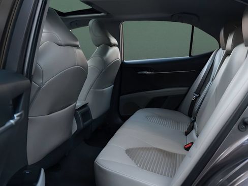 Used 2020 Toyota Camry SE w/ Convenience Package FWD image 18