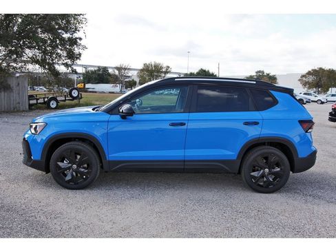 Certified 2025 Volkswagen Taos SE FWD image 4