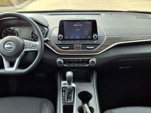 Used 2025 Nissan Altima 2.5 SV image 18