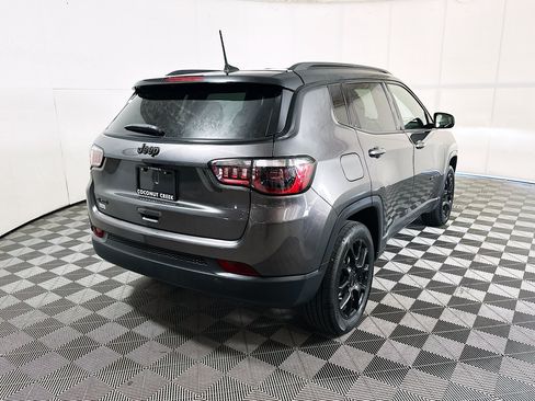 Used 2023 Jeep Compass Latitude AWD/4WD image 3