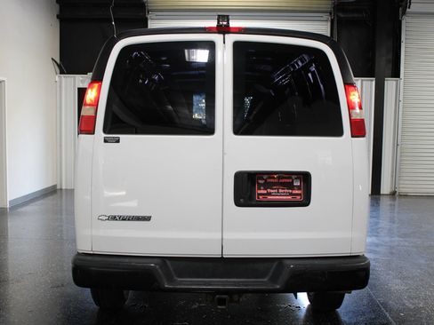 Used 2017 Chevrolet Express 2500 Extended RWD image 4