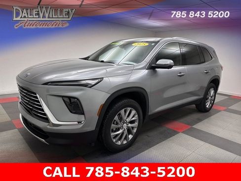 Used 2025 Buick Enclave Preferred image 3