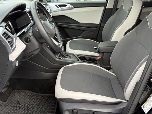 Used 2025 Volkswagen Taos SE image 12