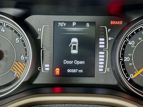 Used 2015 Jeep Cherokee Latitude w/ Comfort/Convenience Group FWD image 12