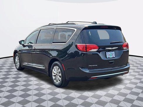 Used 2017 Chrysler Pacifica Touring-L FWD image 4