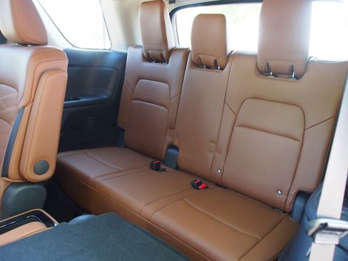 Used 2025 Nissan Pathfinder Platinum FWD image 23