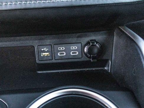 Used 2023 Toyota Highlander LE image 32