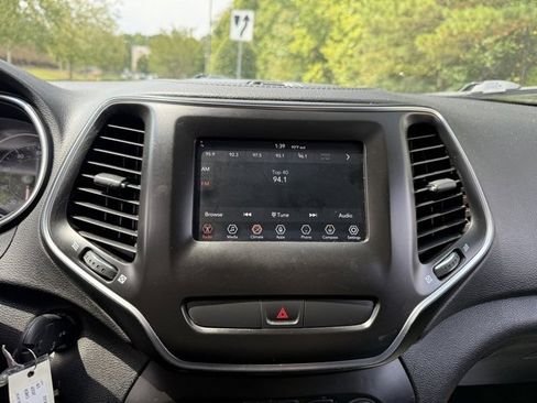 Used 2019 Jeep Cherokee Latitude w/ Popular Appearance Group image 16