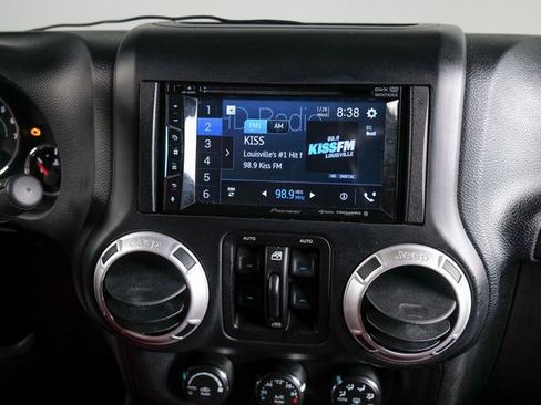 Used 2016 Jeep Wrangler Unlimited Sahara image 15