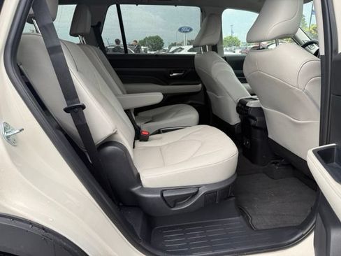 Used 2024 Toyota Grand Highlander AWD image 13