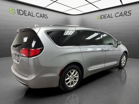 Used 2020 Chrysler Pacifica Touring-L FWD image 5