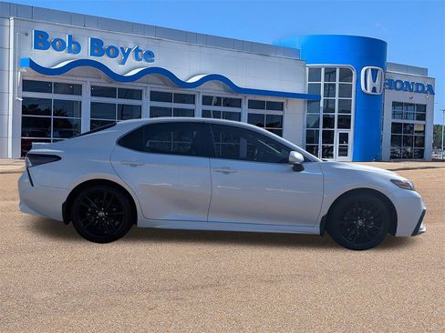 Used 2023 Toyota Camry XSE image 6