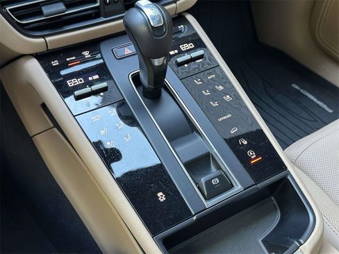 Used 2025 Porsche Macan image 30